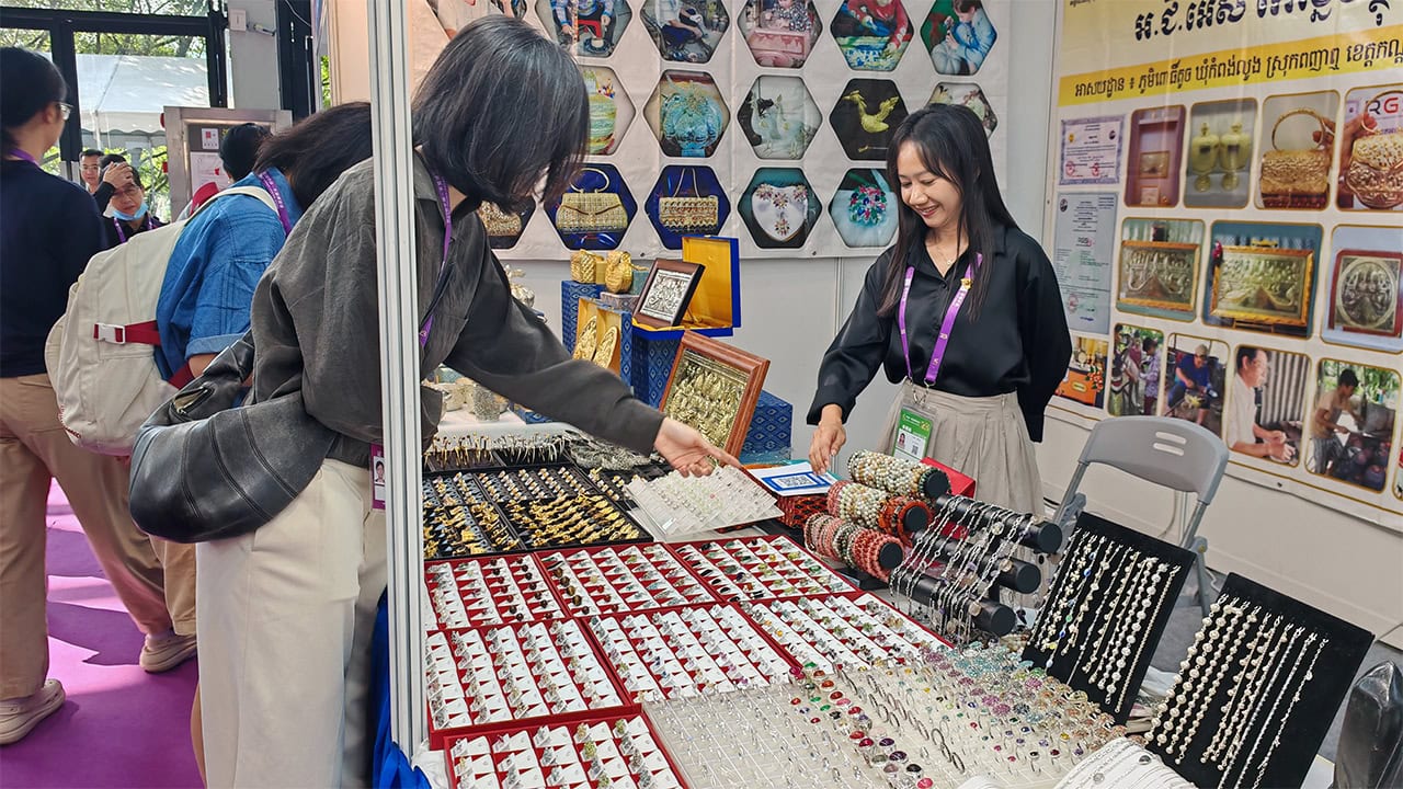 Cambodian Craftspeople Build Connections at China-ASEAN Expo Despite Limited Export Breakthroughs